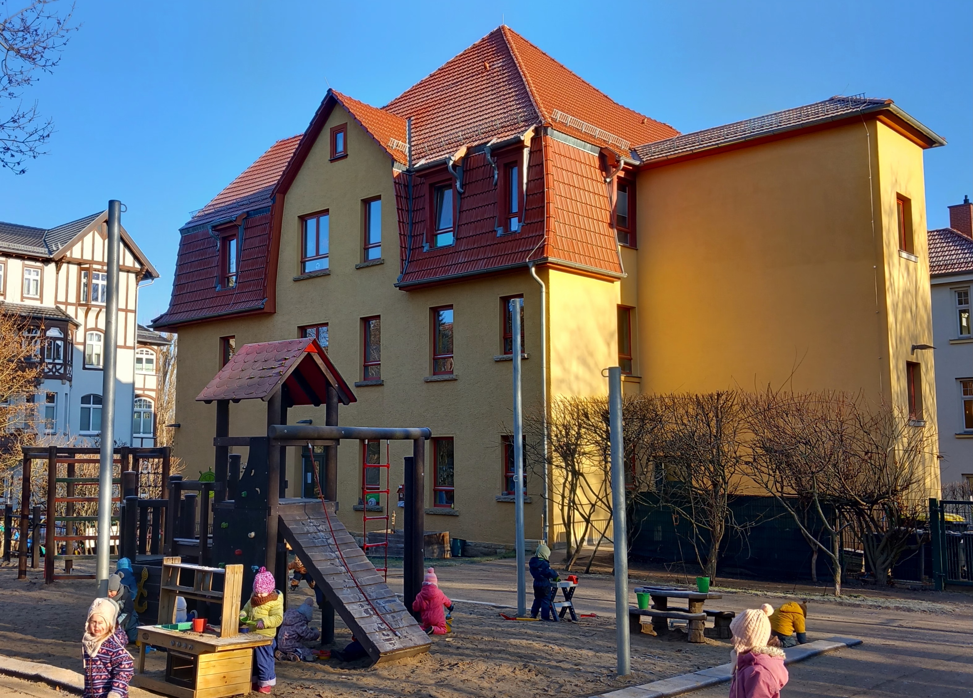 Fröhliche Kinder im Garten